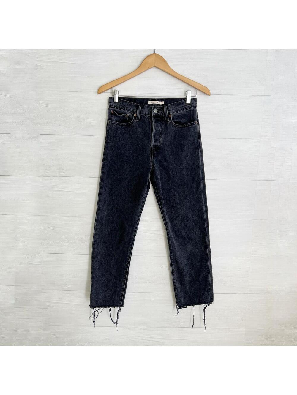 Levi’s Gray black wedgie straight cut off jeans, sz 27